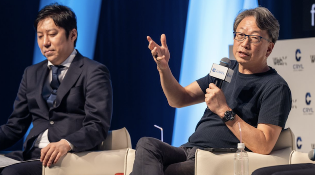 WebX2026セッションで登壇し発言する平将明氏