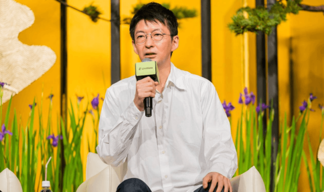 鳩貝淳一郎氏が話す様子
