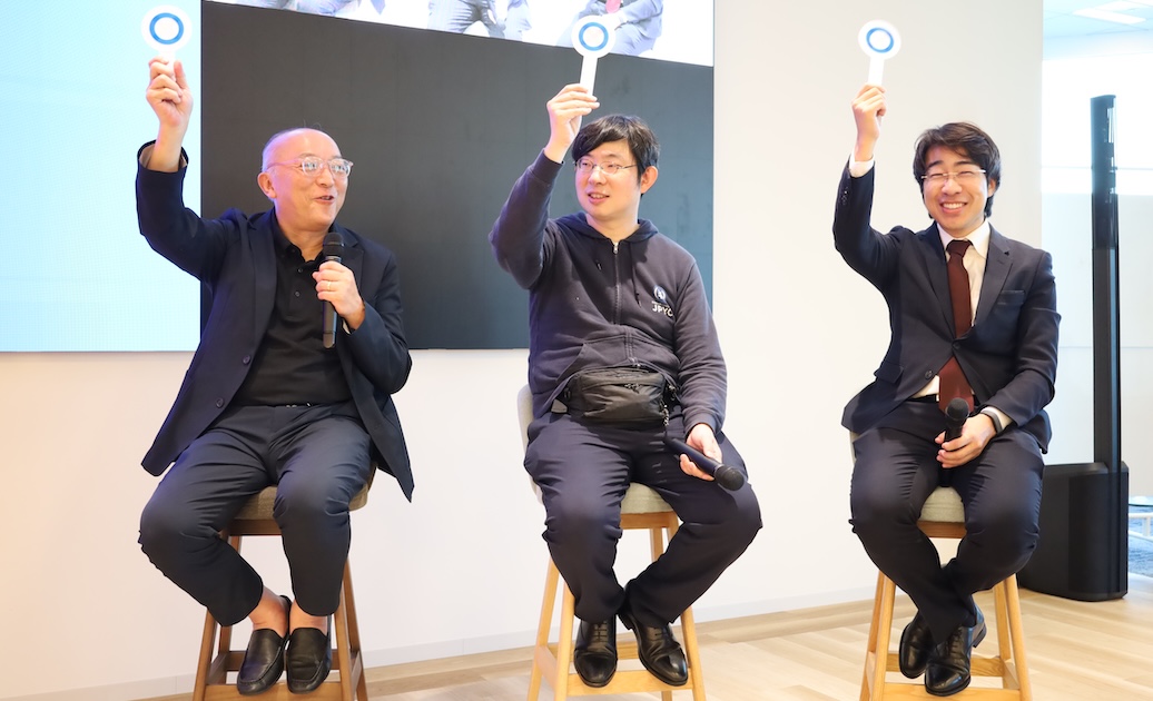 ○の札を掲げる登壇者