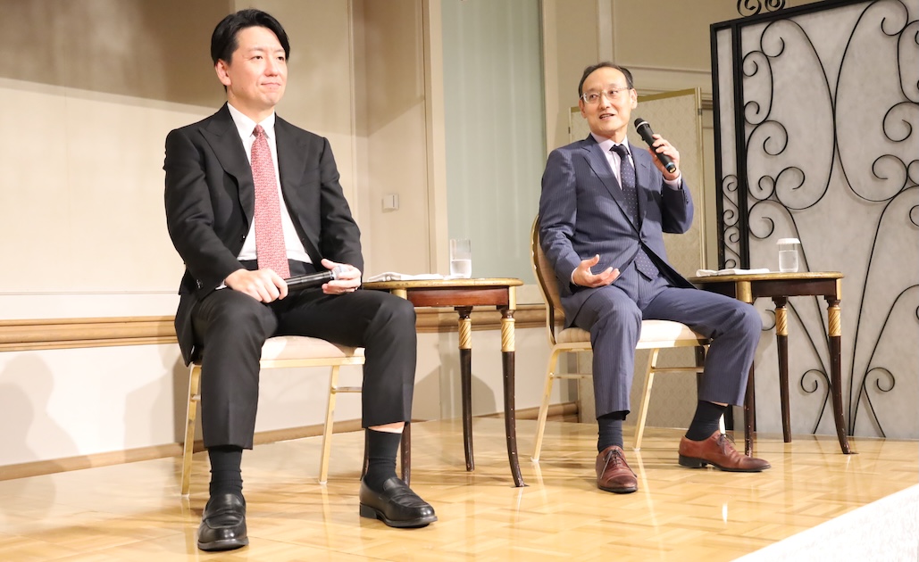 登壇する手塚孝氏