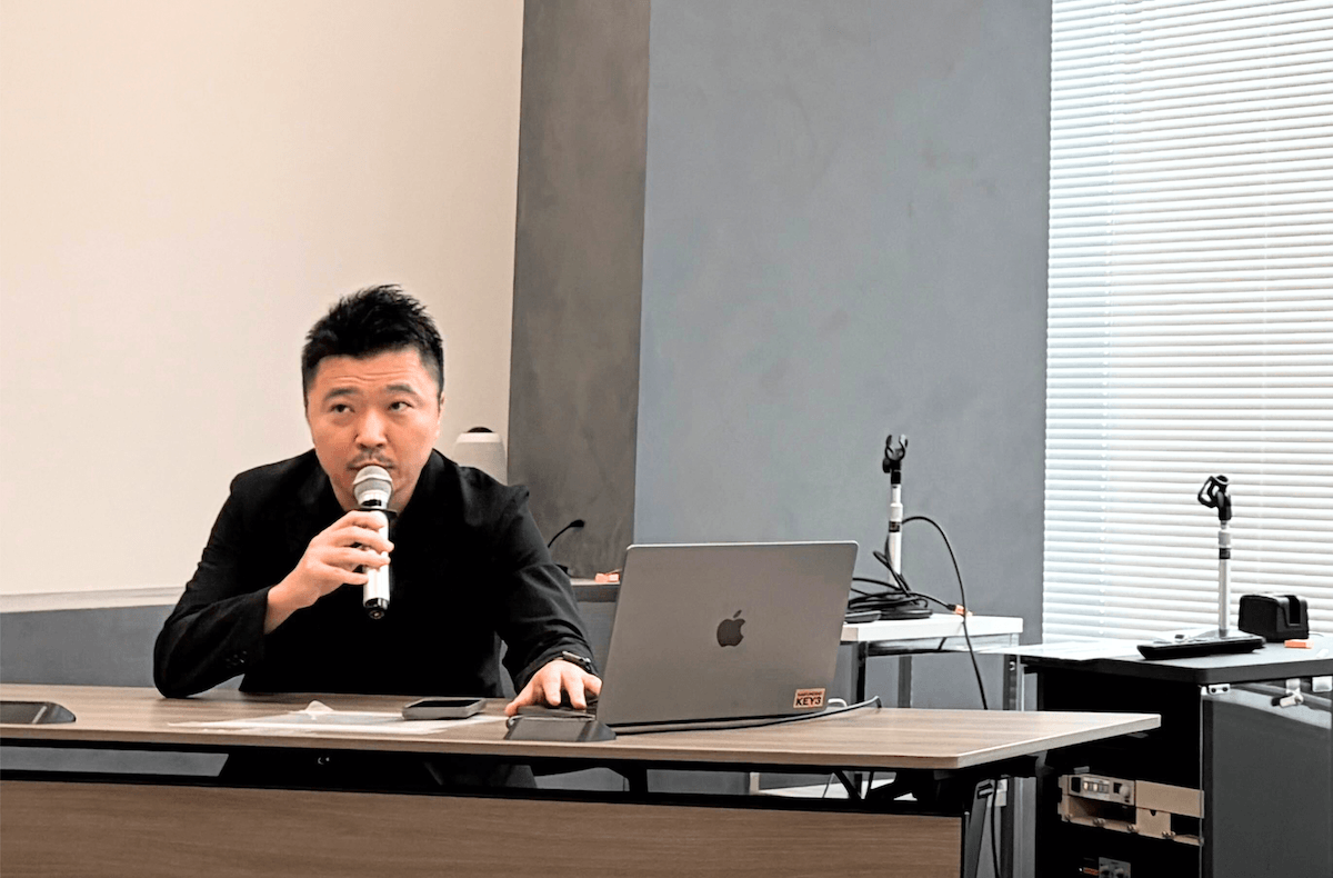 発表会で自己募集型デジタル社債について語る重松俊範氏